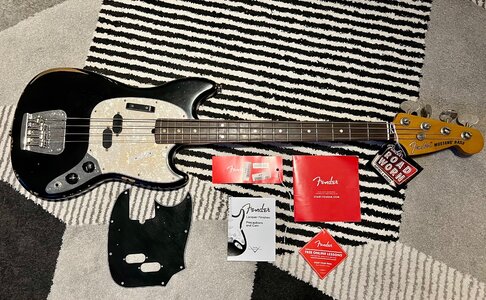 Fender JMJ Mustang Bass Road Worn Black 2023