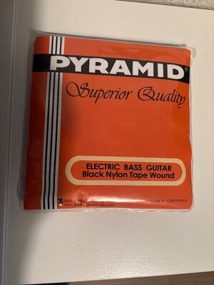 Pyramid Black Tape Nylon Bass Saiten + D'Addario EPBB-170 Akustik