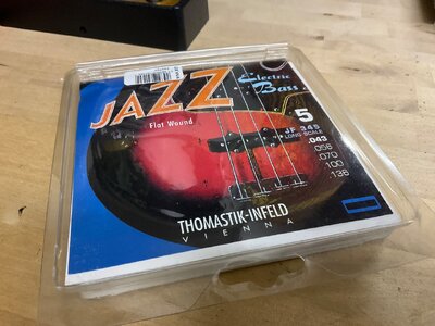 Thomastik flatwounds long scale 6 string