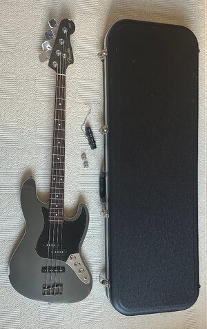 Fender AJB-58 Aerodyne Jazz Bass, Dolphin Gray, modifiziert mit Koffer