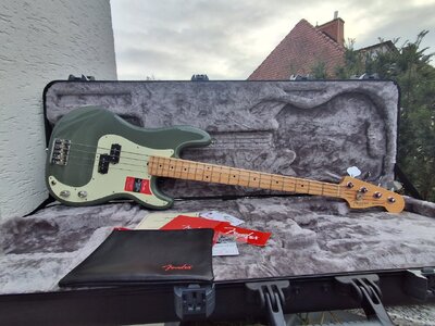 Fender American Professional Precision Antique Olive