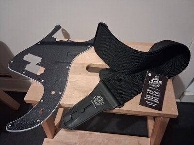 Precision Pickguard und Lock It Bass Strap