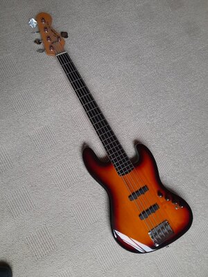 1 Squier Jazzbass 5.jpg