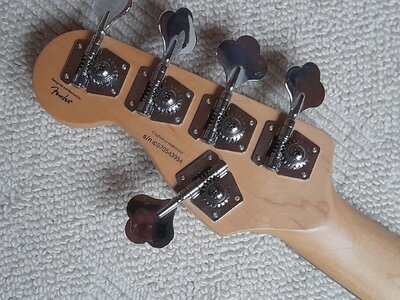 8 Squier Jazzbass 5.jpg