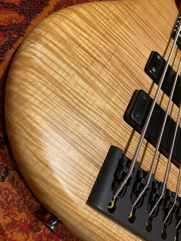 HILLBRAND „SUPERFLAME“ 5-String Bass