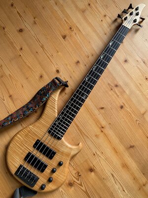 HILLBRAND „SUPERFLAME“ 5-String Bass