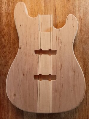P-Bass-artiger Body mit J-Bass-Fräsungen zum Bassbau