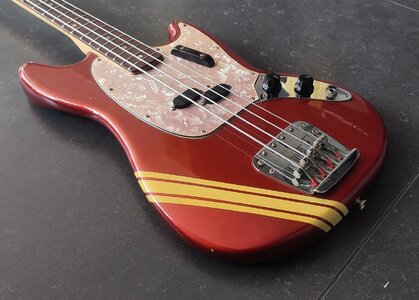 Fender Mustang Bass 1970 competition red (matching headstock)