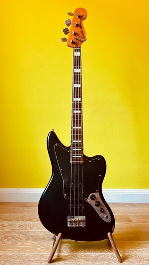 Squier Jaguar Medium Scale (Nitro + J-Pickups)