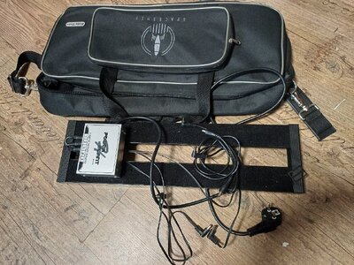 HB Pedalboard Spaceship + Power Plant Junior Bass Gitarre
