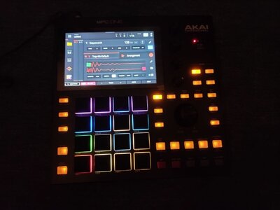 AKAI MPC ONE Standalone Sampler & Sequencer + DECKSAVER + AKAI MPC PRO Pack – Lizenzschlüssel
