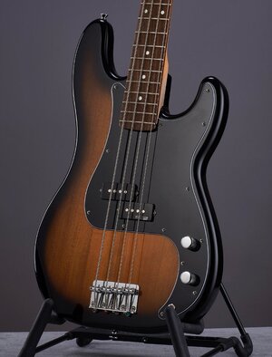 Squier CV 60s P-Bass BODY - loaded !!!