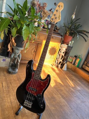 Vintage Reissued V76 Jazz Bass