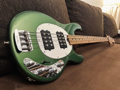 Feeler: Music Man StingRay Special 4 HH - 2021, charging green
