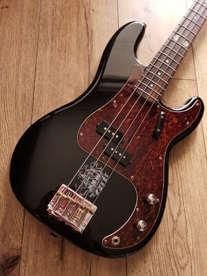 V/T : SQUIER Eva Gardner signature Precision Bass, rar & Top Zustand!