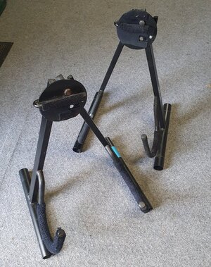 Zu verschenken: 2 Gitarrenständer