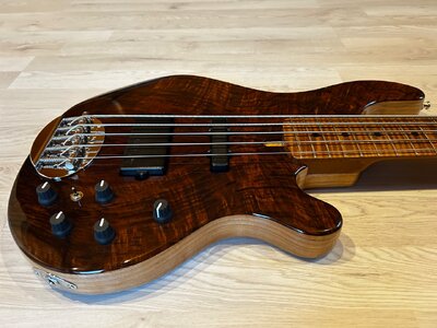 Lakland USA 55-94 Deluxe Claro Walnut