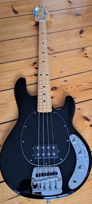 Ernie Ball Music Man Stingray 70s Retro 2025