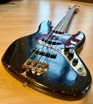 Squier Jazz Bass MIJ 80er Relic Nitro black