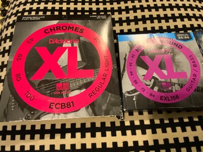 Mehr Saiten: D’Addario Chromes ECB81 Flats & EXL156 (Squier VI)