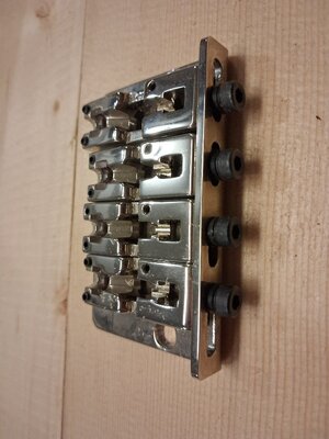 Bass Brücke 4 Saiter Saitenabstand verstellbar.