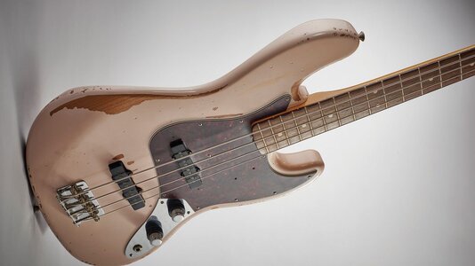 [Suche] Fender Flea Jazz Bass Road Worn.