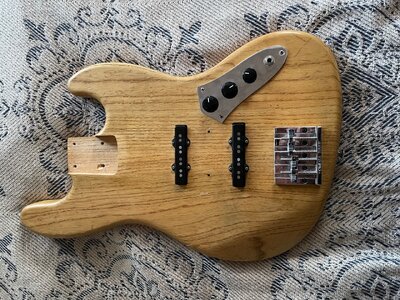 Jazz Bass Body (Esche zweiteilig)