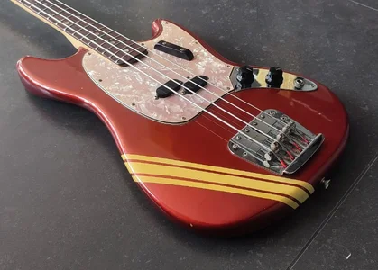Fender Mustang Bass 1970 competition red (matching headstock)
