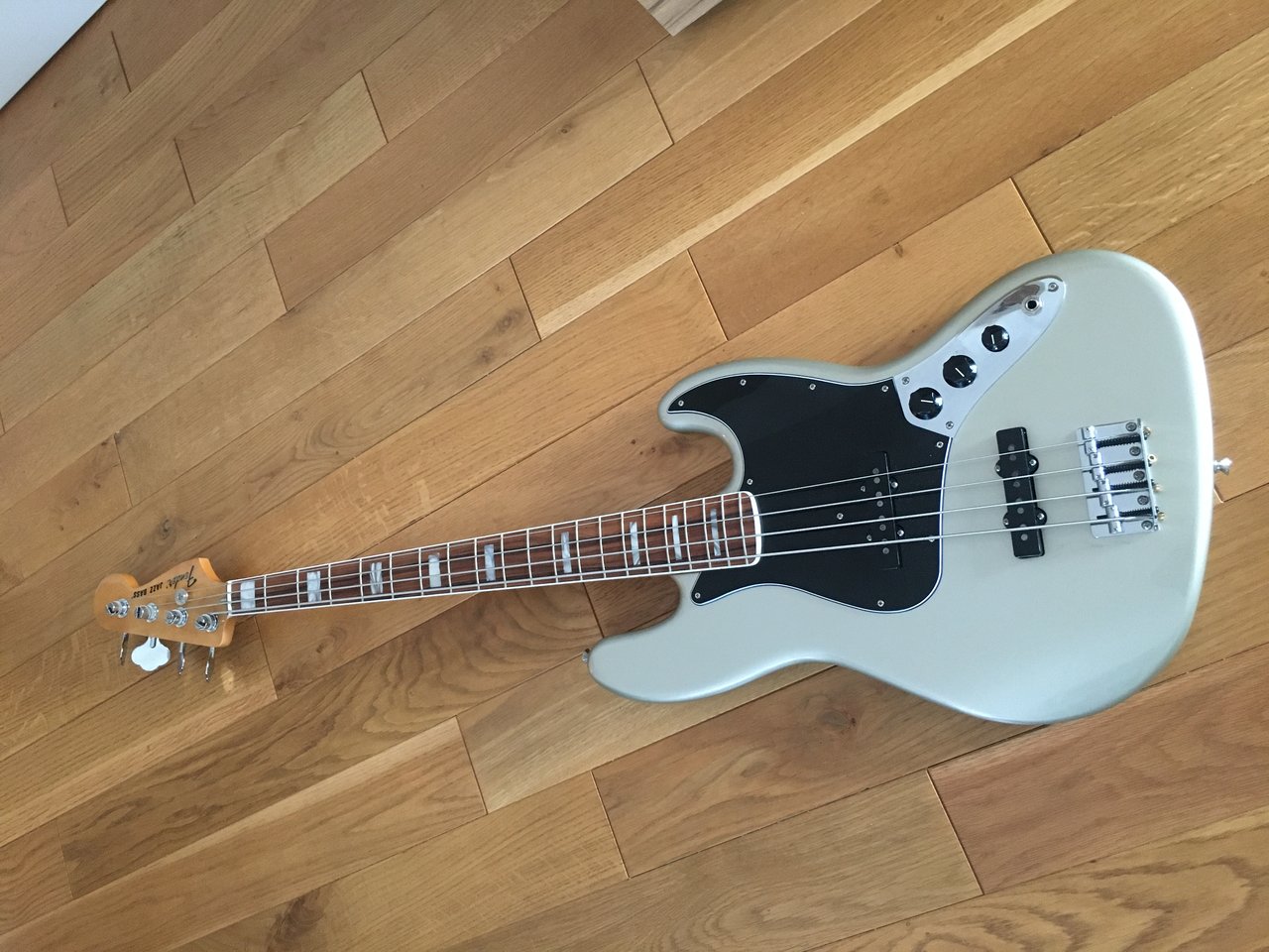 Fender vintera 70s jazz bass inca silver deals