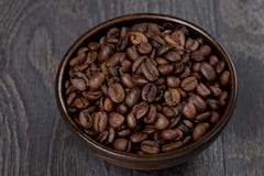 schssel-kaffeebohnen-auf-einem-dunklen-hintergrund-38434948.jpg