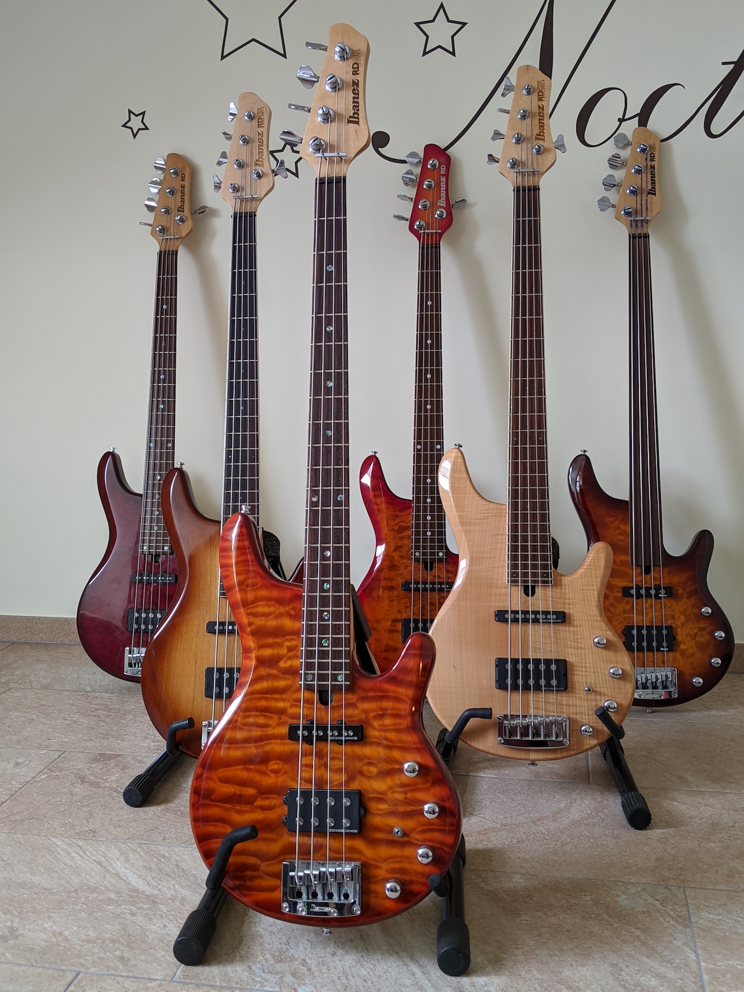 Ibanez_basses_01.jpg
