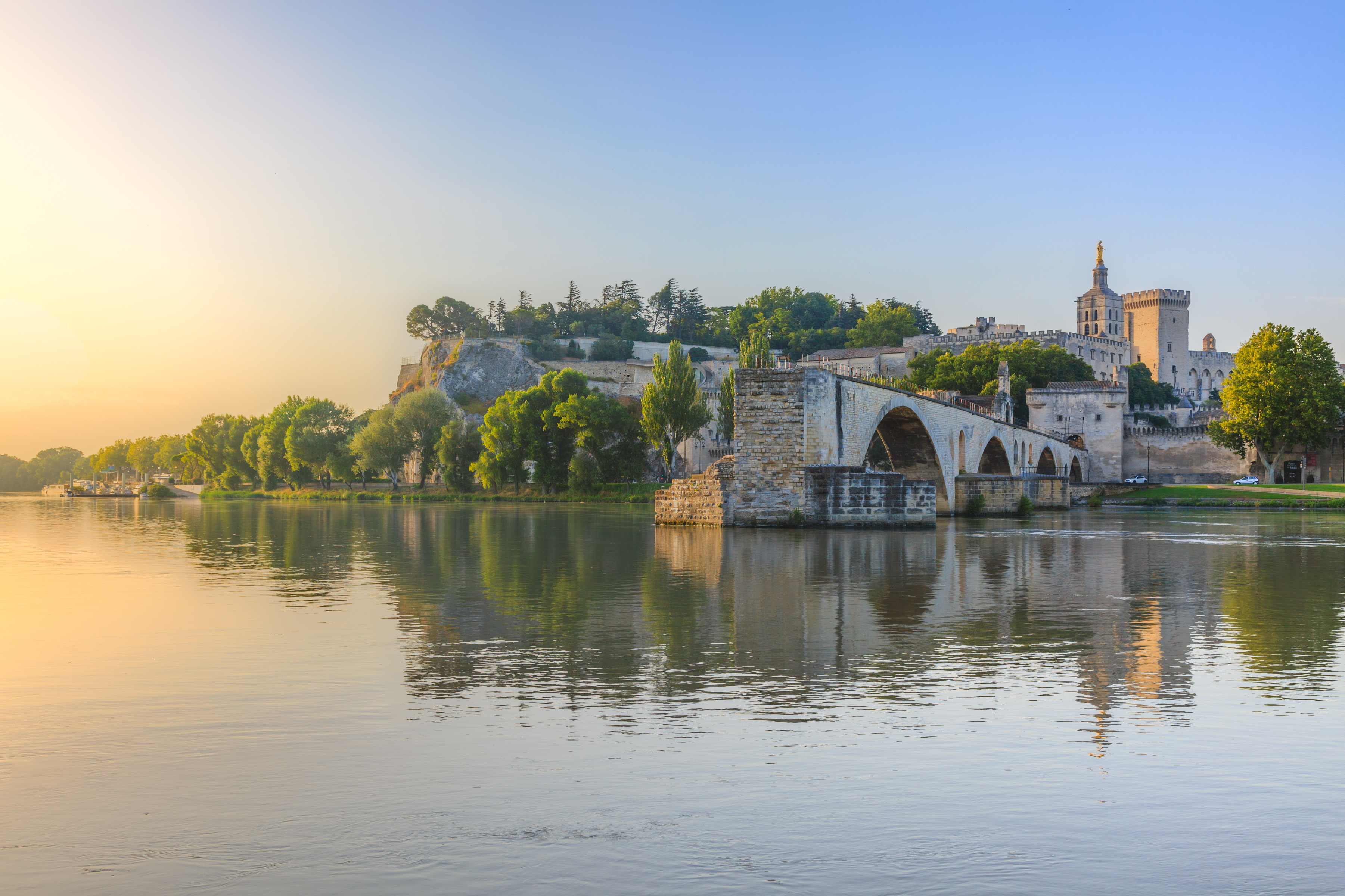 Saint-benezet_in_southeastern_France.jpg