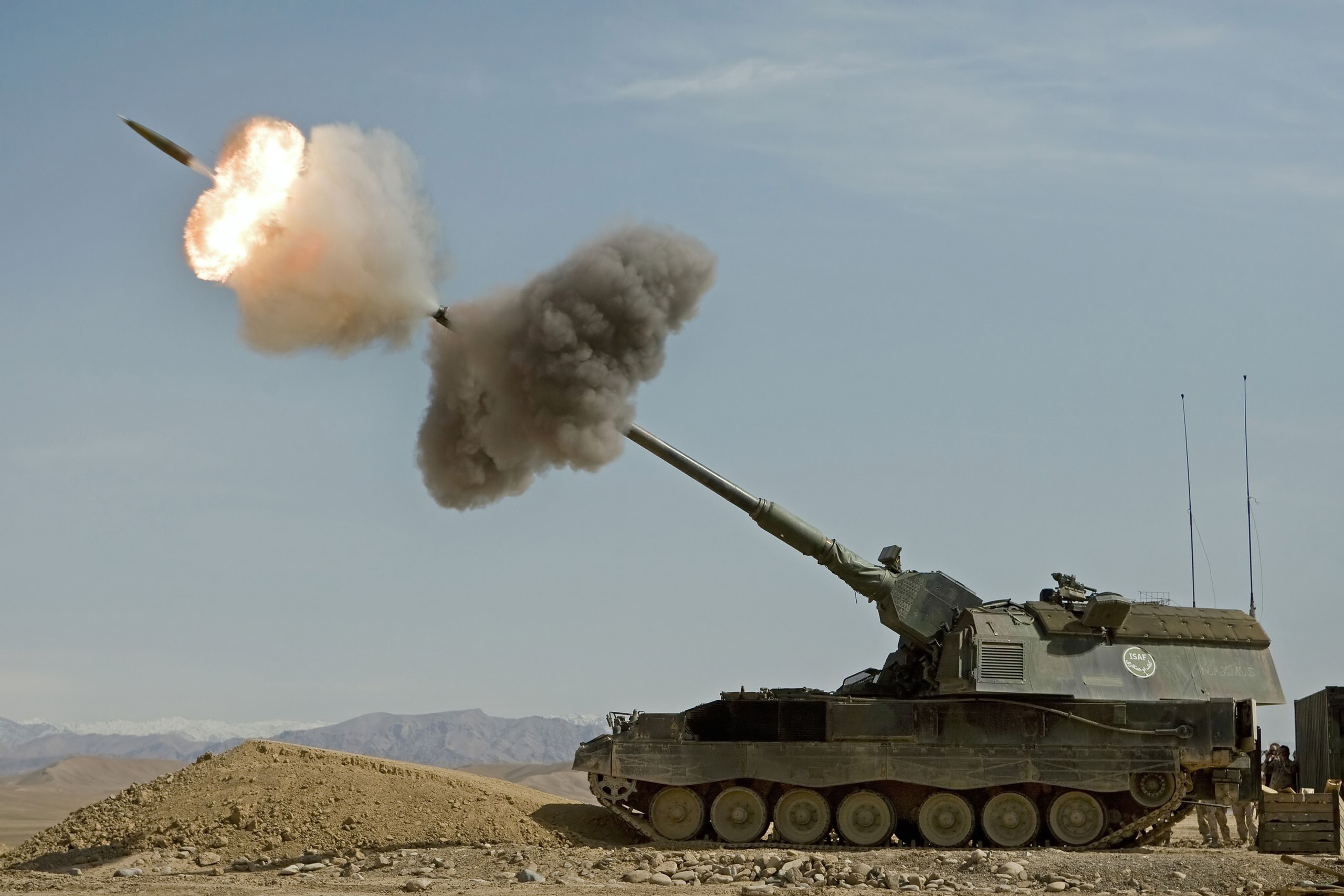 2560px-Dutch_Panzerhaubitz_fires_in_Afghanistan.jpg