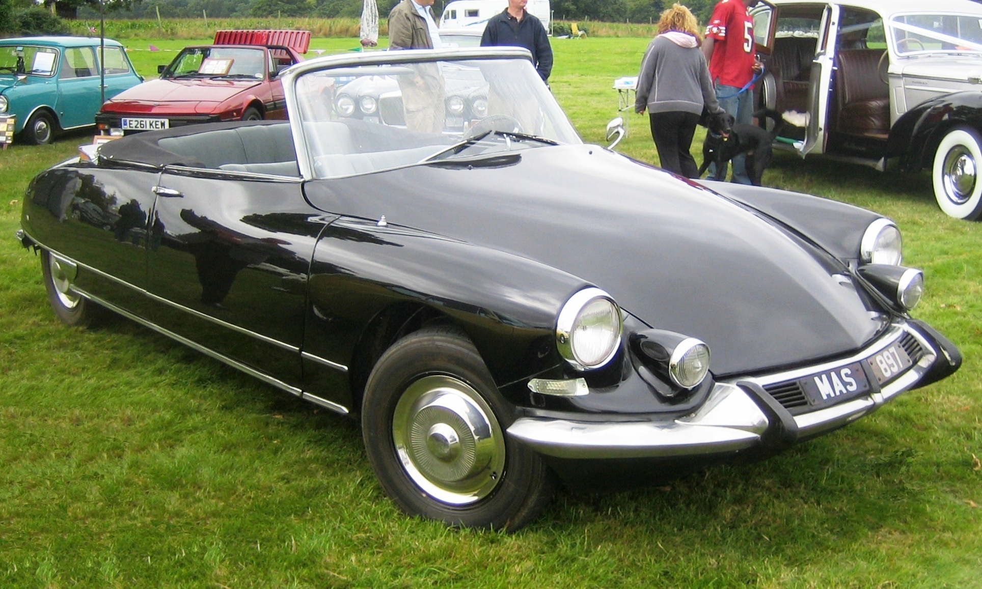 Citroen_DS21_Cabriolet_ca_1967.jpg