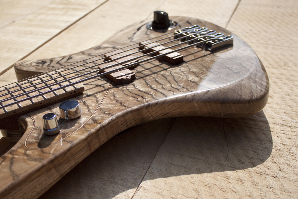 BassLine_rebelle_series_no_pickguard_01.jpg