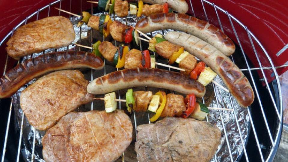 grill-mit-wrsten-fleisch-und-spieen.jpg