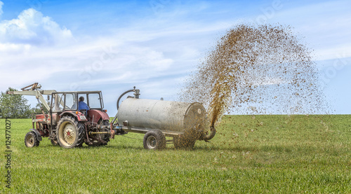 Traktor mit Güllewagen – kaufen Sie dieses Foto und finden Sie ...