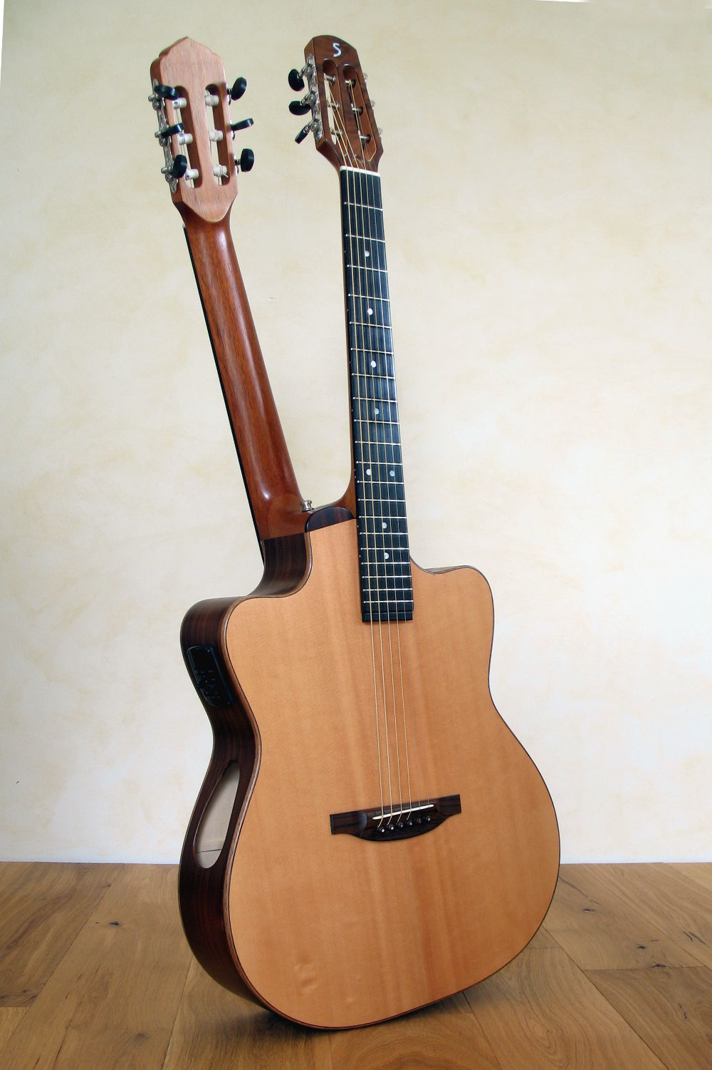 hybrid-doppelhals-wende-gitarre-stahlsaiten-klassische-zargenschallloch-tonabnehmer-sitka-fichte-IMG_7878_2x3.jpg