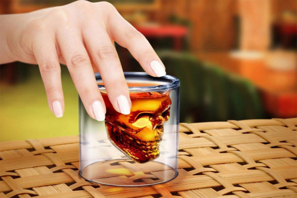 totenkopf-schnapsglas_600x400.jpg