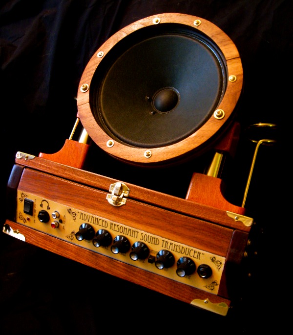 steampunk_guitar_amplifier_by_steampunk22.jpg