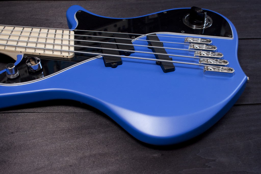 BassLine_rebelle_fanned_fret_blue_04-1024x682.jpg