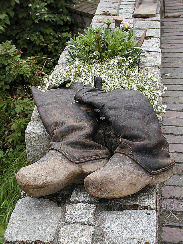 640px-Osterbruch_holzschuh.jpg