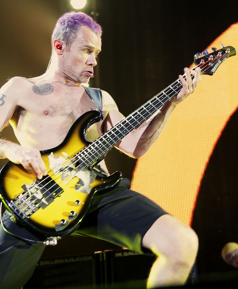 red-hot-chili-peppers-performing-at-manchester-men-arena-08.jpg