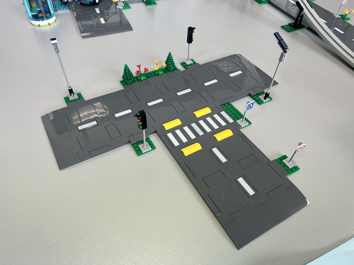 LEGO-City-60304-Strassenkreuzung-mit-Ampeln-17.jpeg