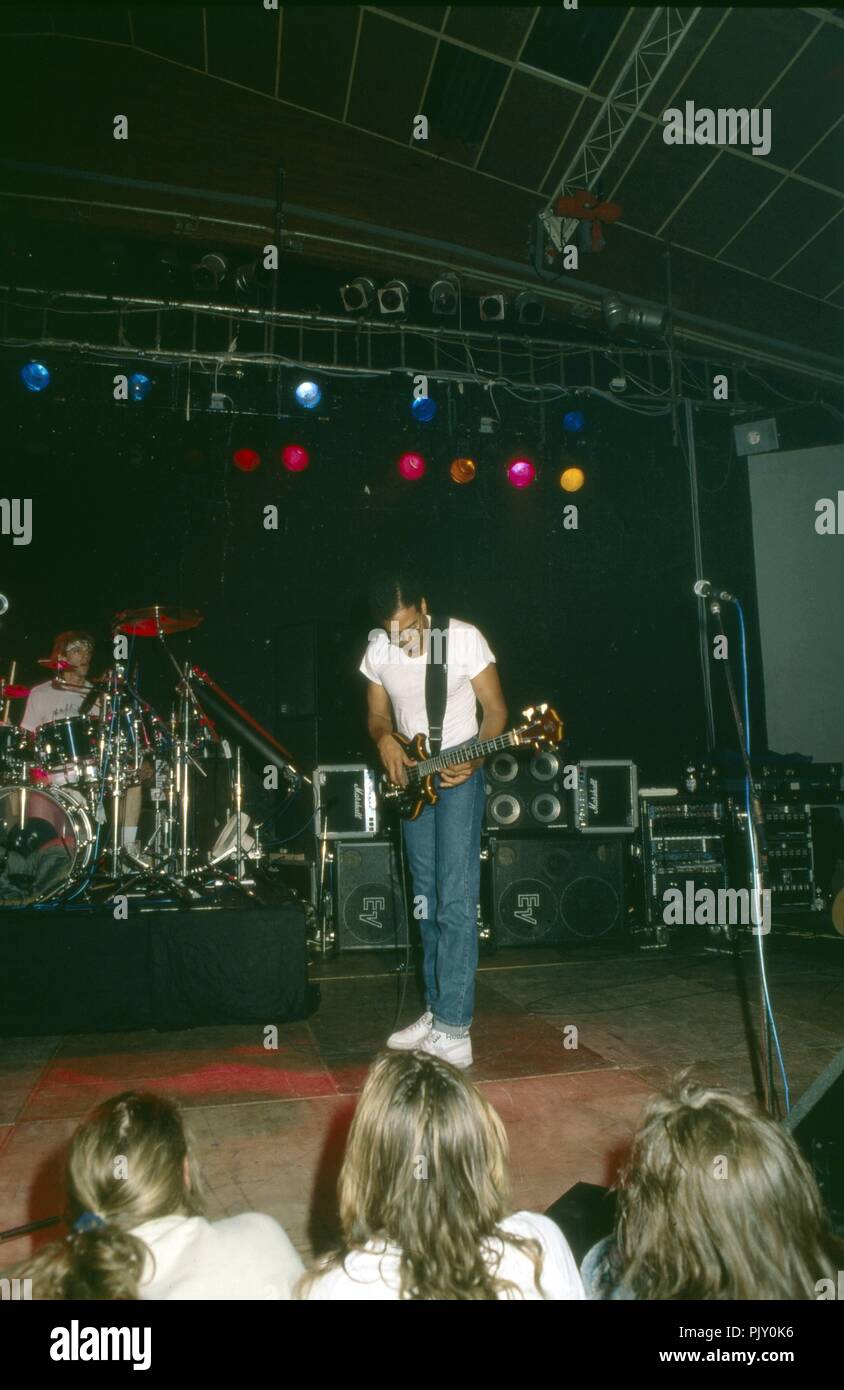 stanley-clarke-von-animal-logic-britische-progressive-rock-experimental-band-bei-einem-konzert-in-mnchen-deutschland-1989-stanley-clarke-of-british-progressive-rock-experimental-band-performing-live-at-munich-germany-1989-usage-worldwide-PJY0K6.jpg