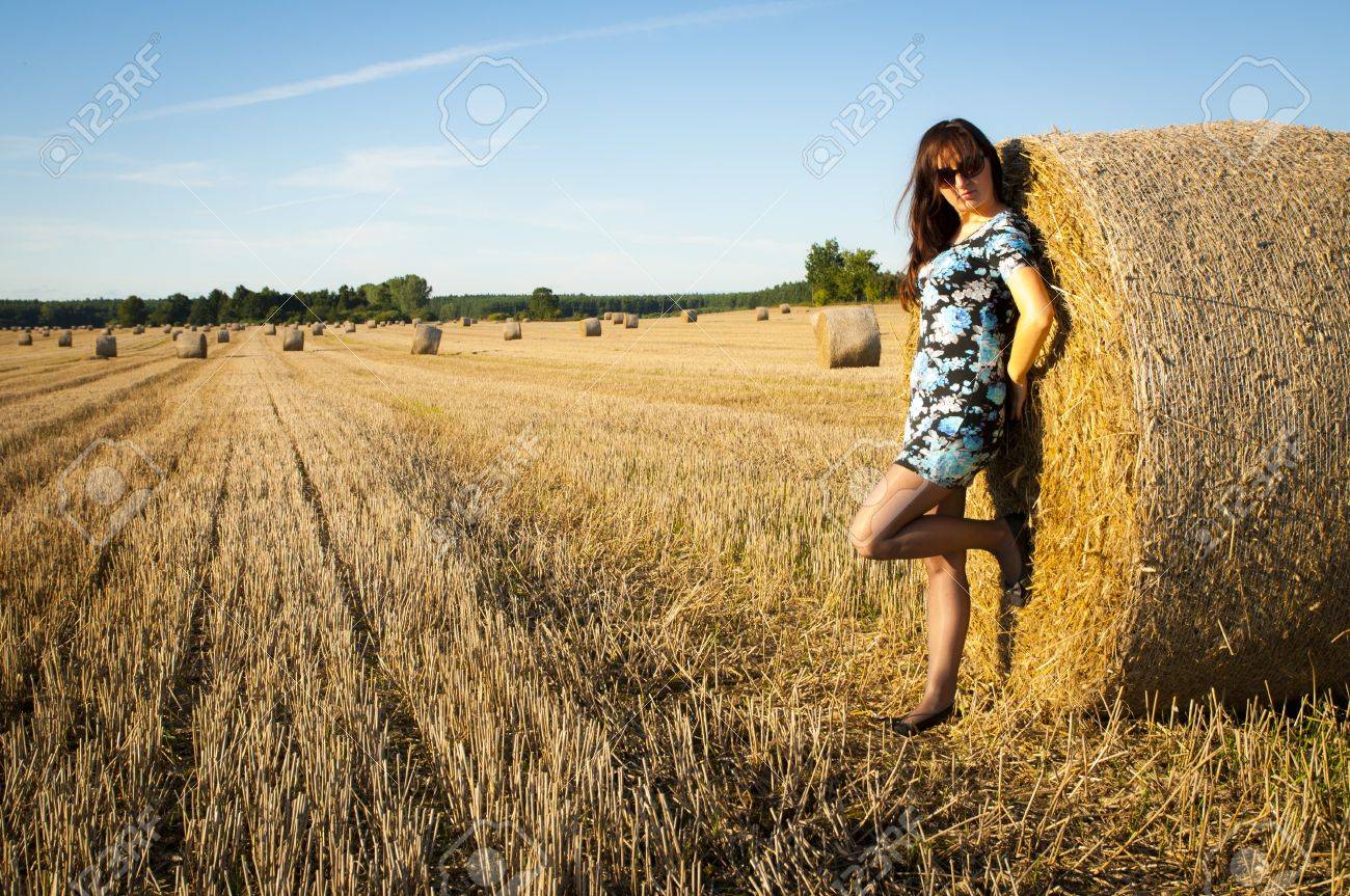 Ein Bild Von Brunette Mädchen Porträt-und Strohballen Lizenzfreie Fotos,  Bilder Und Stock Fotografie. Image 16236252. Ein Bild Von Brunette Mädchen Porträt-und Strohballen Lizenzfreie Fotos,  Bilder Und Stock Fotografie. Image 16236252.