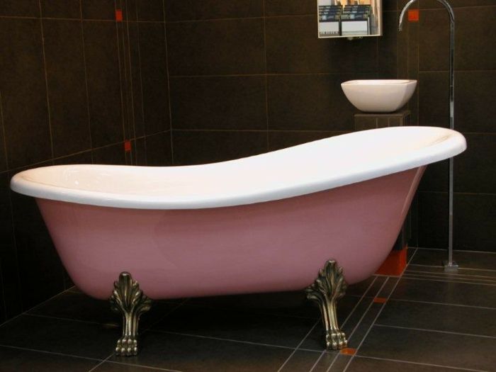 Elegante-Badewanne-im-Jugendstil-in-Rosa-und-L%C3%B6wenf%C3%BC%C3%9Fe-in-Altgold-freistehende-Badewanne.jpg