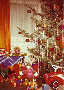 220px-Weihnachtsbaum_und_Geschenke_1970er.jpg