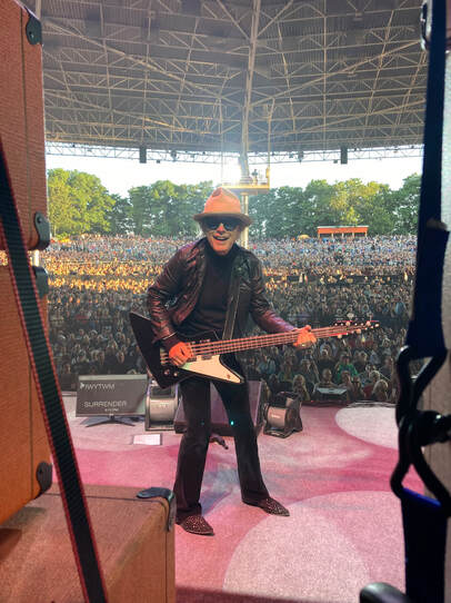 tom-petersson-onstage-with-brooks.jpg