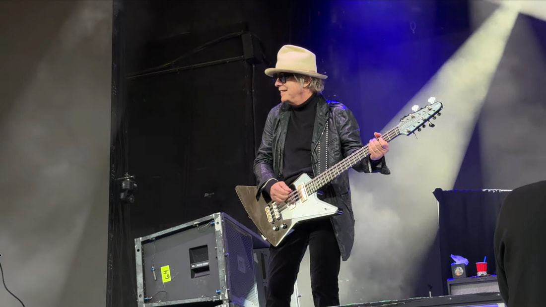 tom-petersson-onstage-with-brooks3_orig.jpg